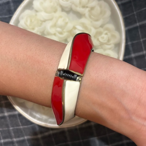 💗Red and Cream Elegant Bracelet - Picture 2 of 2